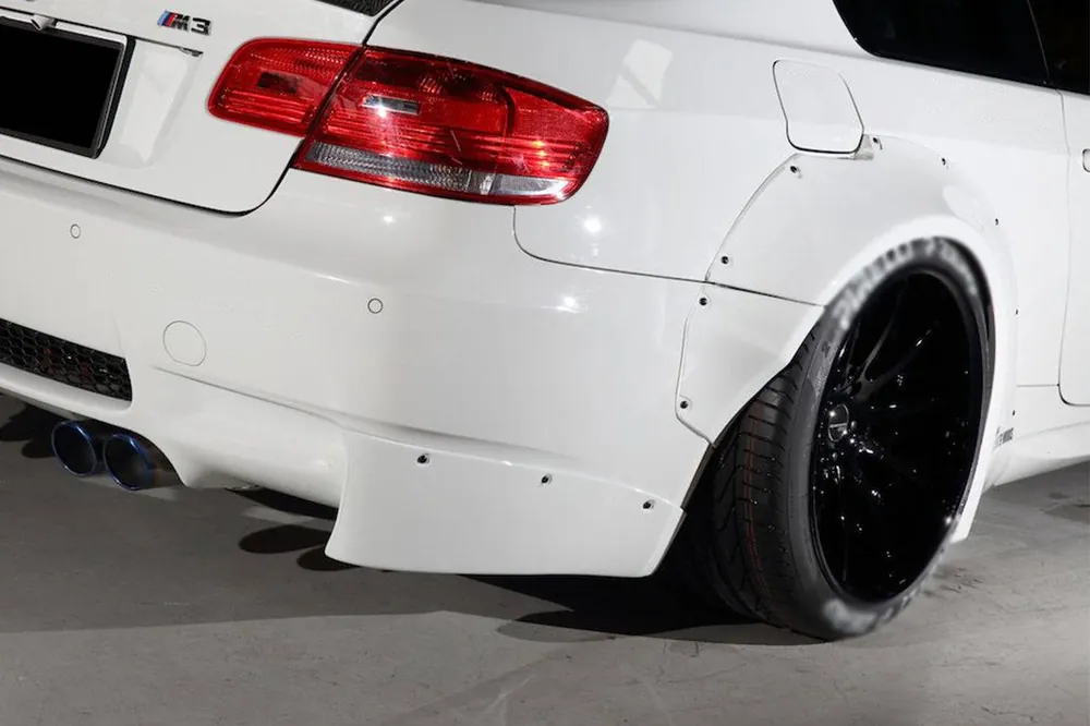 Carbonado 2008-2012 BMW M3 E92/E93 LP Style Rear Cap Splitters