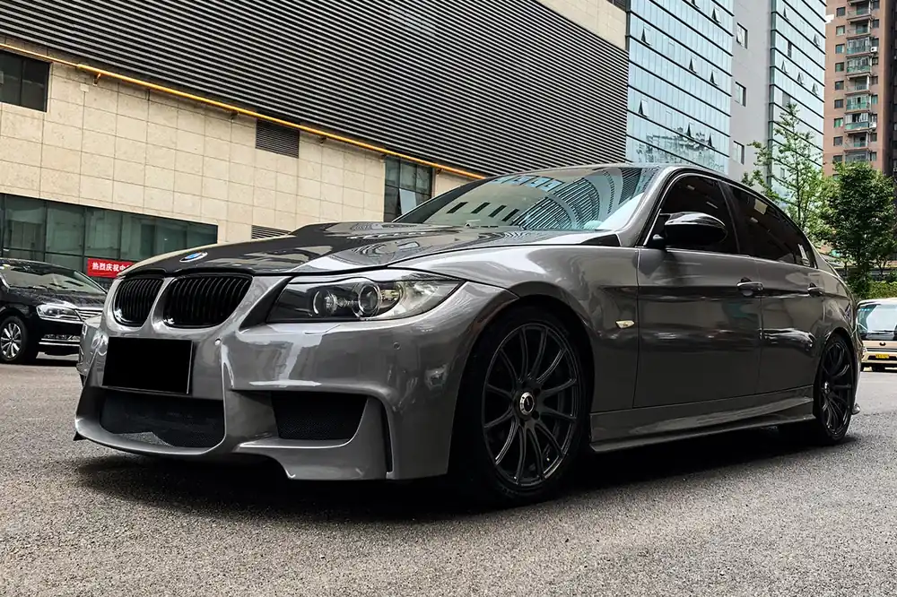 Carbonado 2008-2012 BMW 3 Series E90 1M Style Front Bumper with Lip Splitter