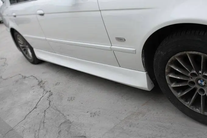 Carbonado VRS Style Side Skirts | 1997-2003 BMW 5 Series E39